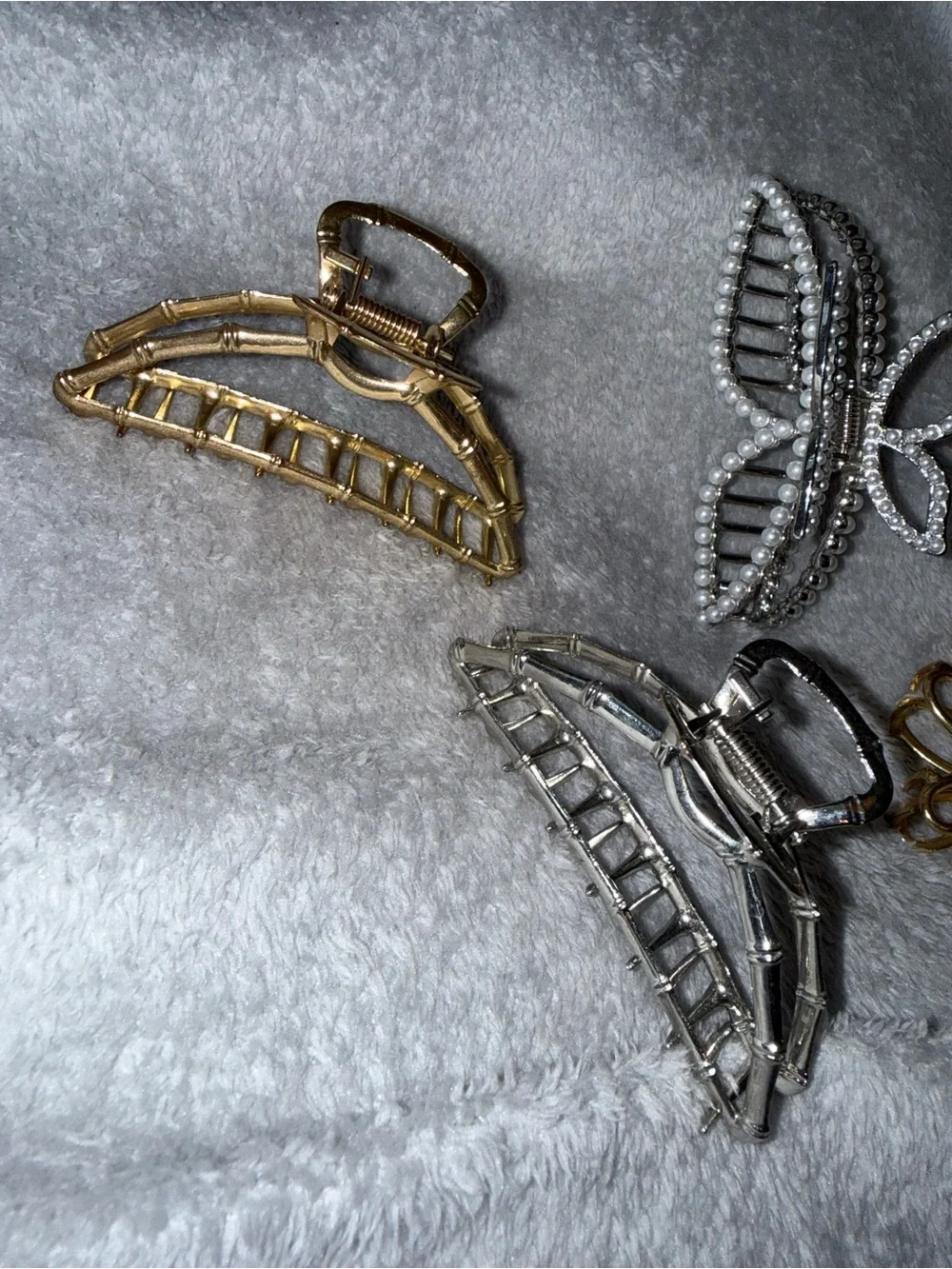 ✨ 4-Piece Hair Claw Clip Set – Pearl Bow, Gold & Silver